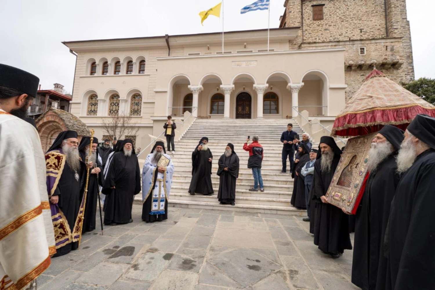 Με τιμές στο Άγιο Όρος ο Επίσκοπος Αλμωπίας