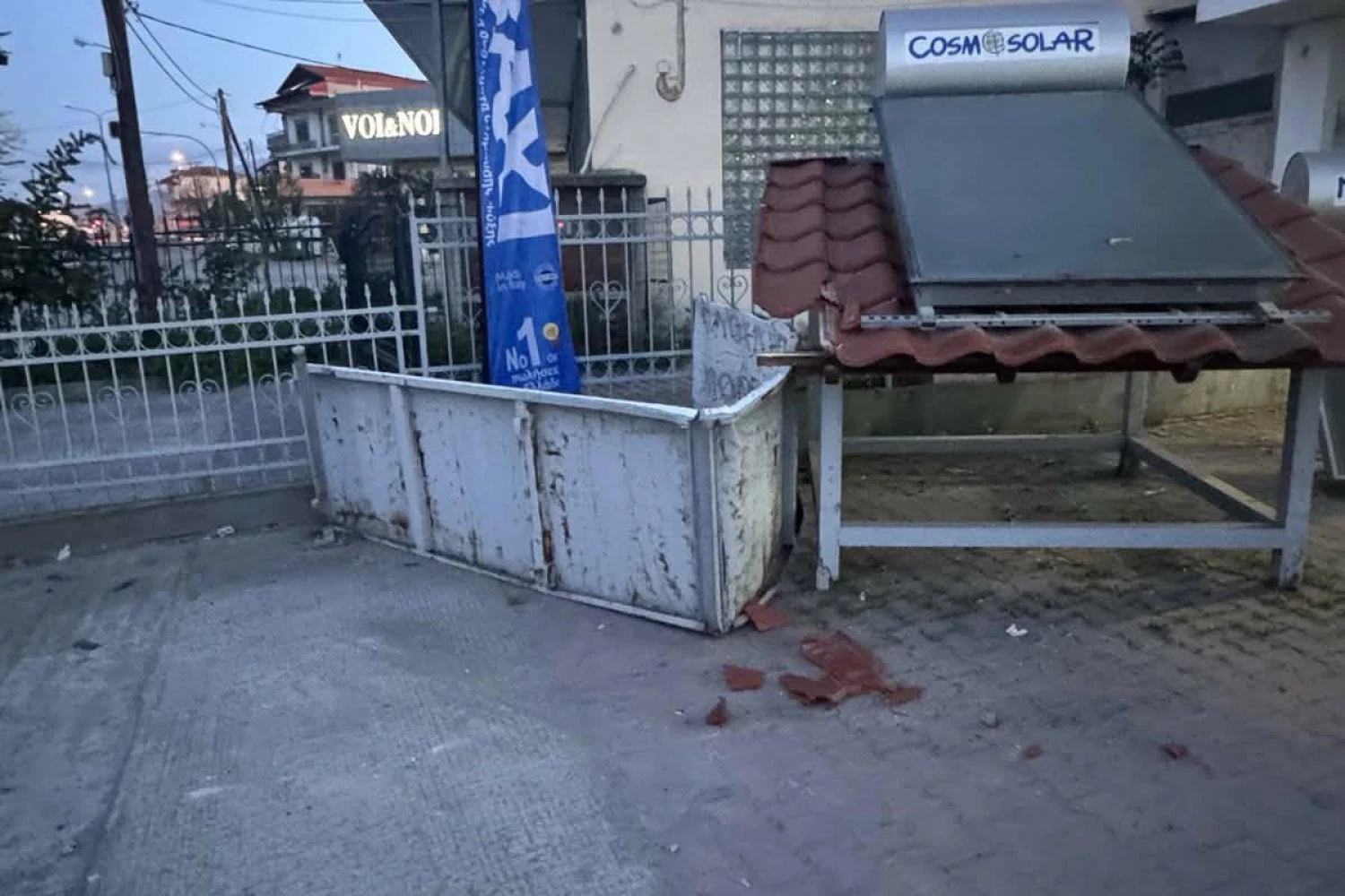 Γιαννιτσά: Εικόνα...Μεγάλης Παρασκευής μπροστά από επιχείρηση στην Παλιά Αγορά (φώτος)