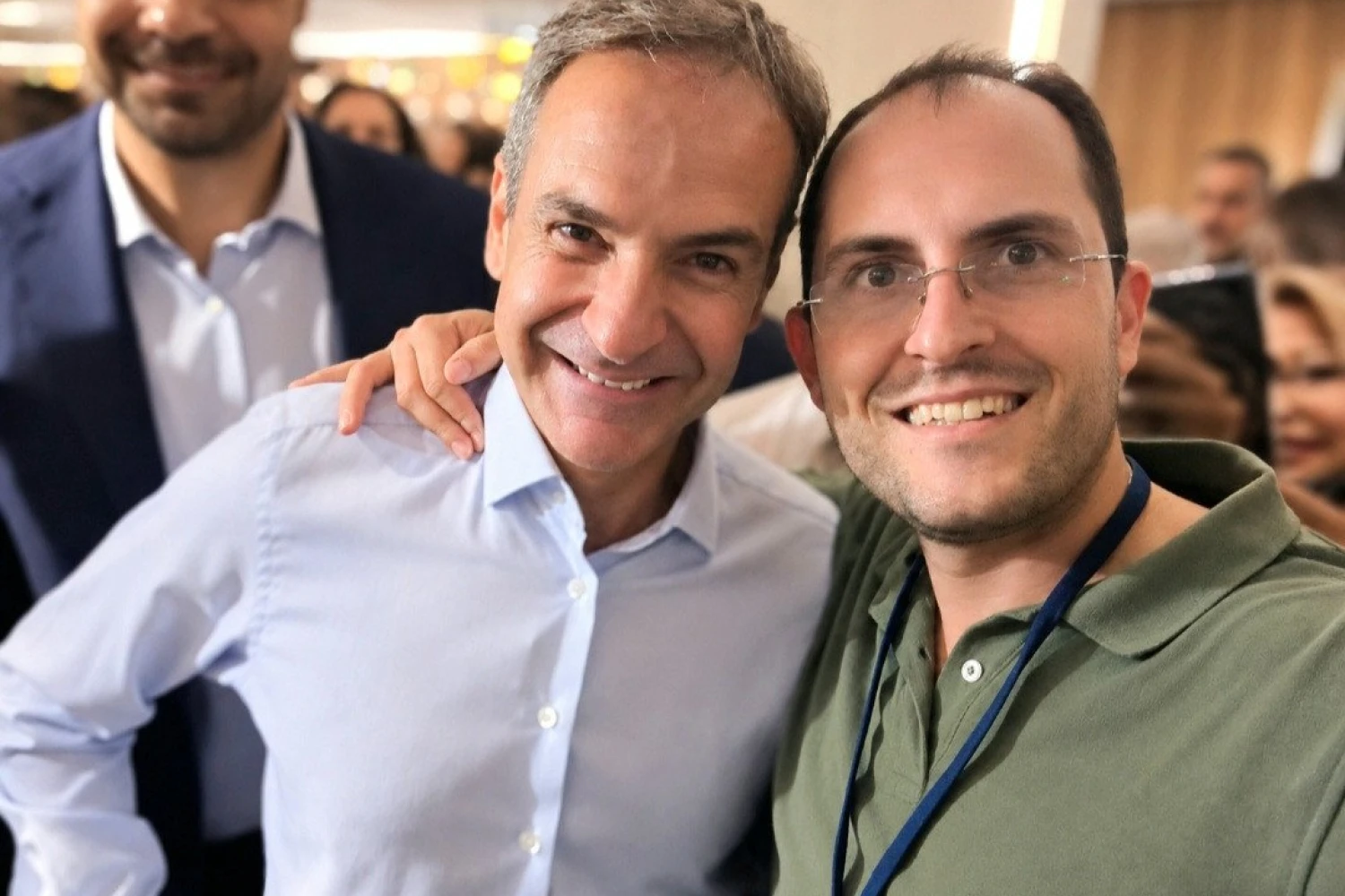 Χαμόγελα, χειραψίες και selfie του πρωθυπουργού με τον Στέφανο Μίντζα στο Electra Palace
