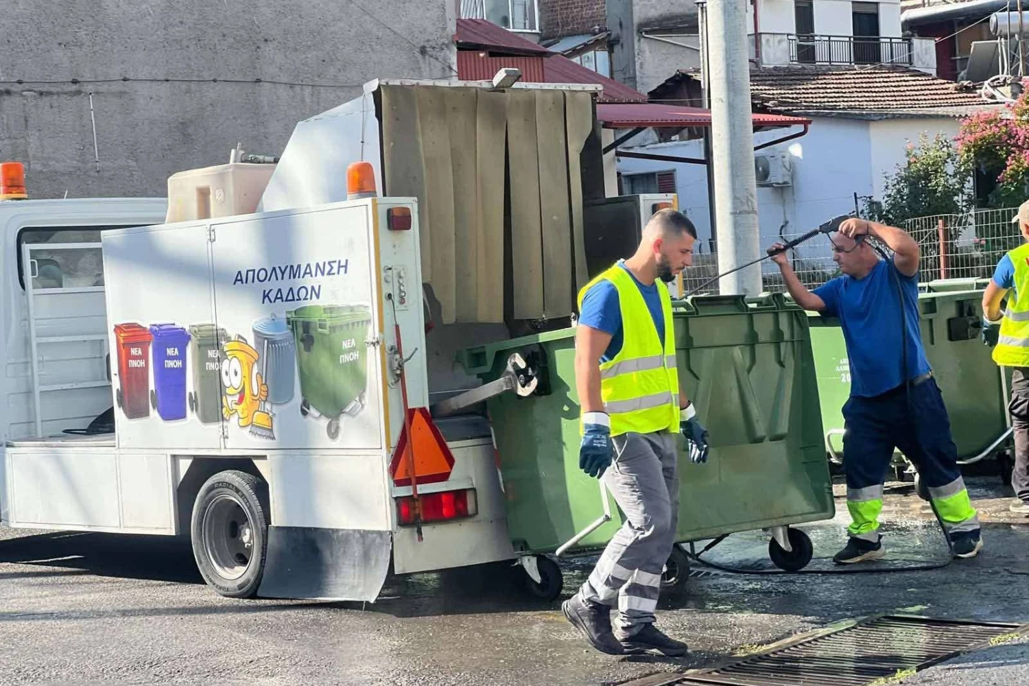 Αριδαία: Σαββατιάτικο καθάρισμα κάδων- παρων ο Δήμαρχος Αλμωπίας