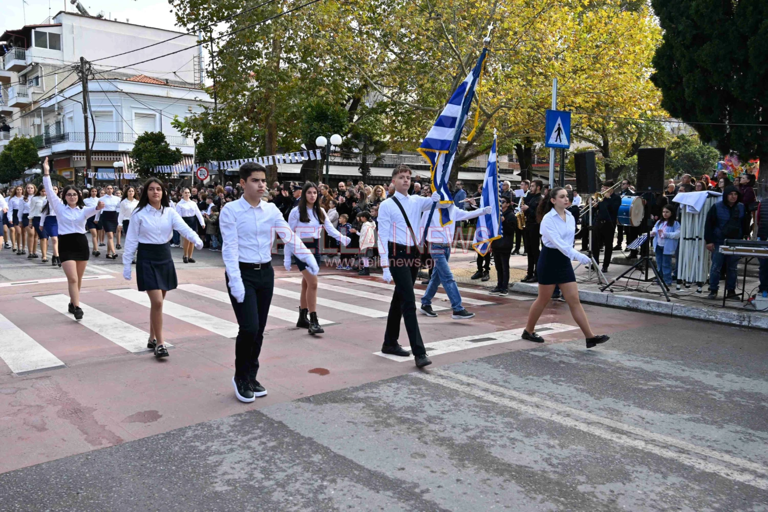Σκύδρα/28η Οκτωβρίου: Παρέλασαν μαθητές και πολιτιστικοί σύλλογοι!