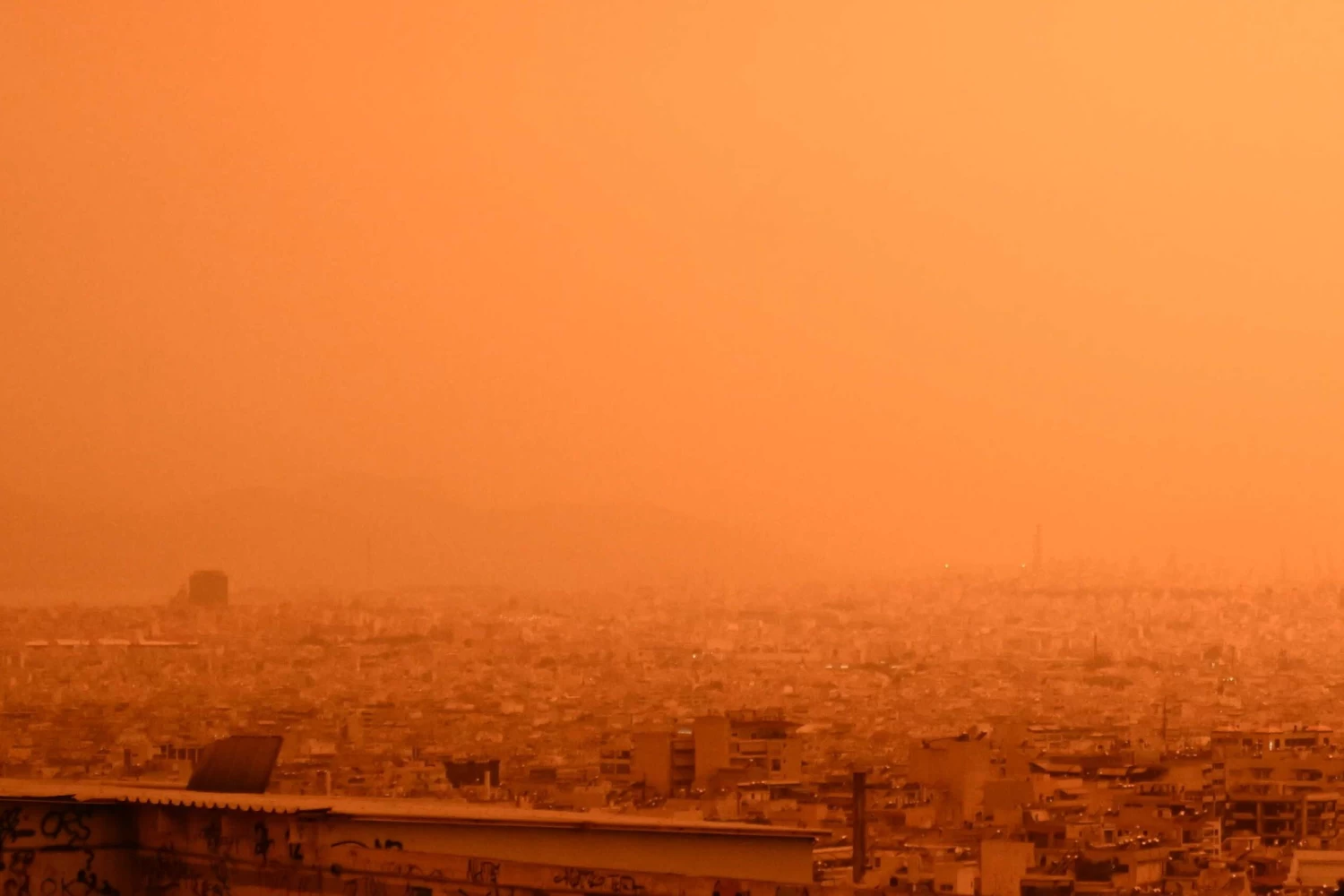 Καιρός: Άνοδος της θερμοκρασίας και αφρικανική σκόνη πνίγουν τη χώρα