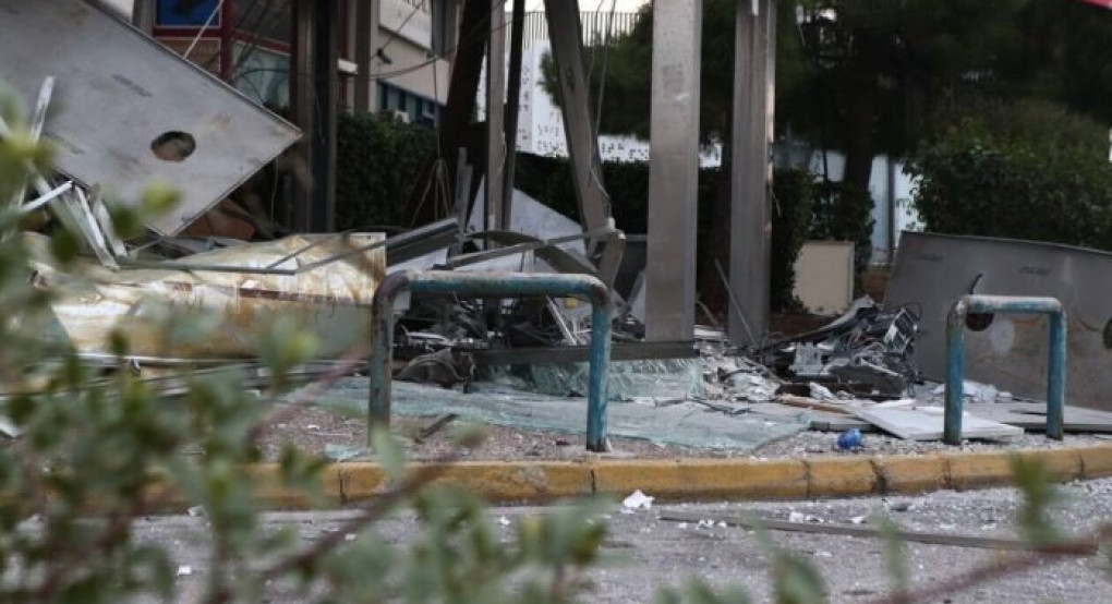 Περιστέρι: Έστρεψαν τις κάμερες στον ουρανό και ανατίναξαν ΑΤΜ – Γέμισε λεφτά ο δρόμος