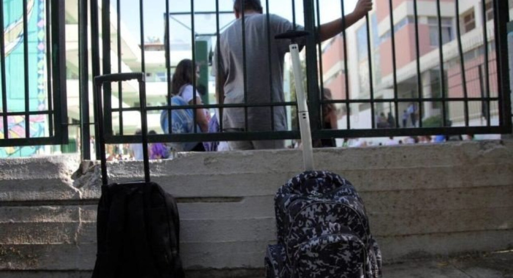 Μαθήτρια «σφήνωσε» σε κάγκελα σχολείου!