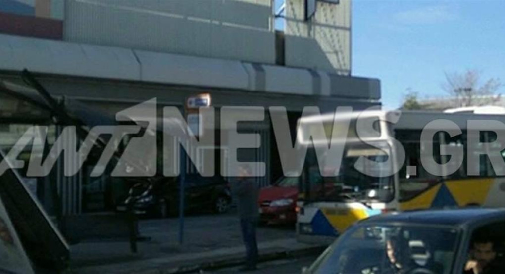 Λεωφορείο ξήλωσε στάση (εικόνες)