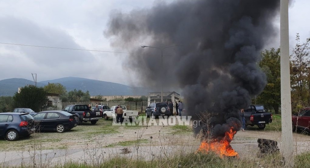 Κάτοικοι διαδηλώνουν έξω από τη ΒΟΜΒΥΞ καίγοντας λάστιχα / Κλιμάκιο του Υπουργείου στο εσωτερικό (εικόνες-βιντεο)