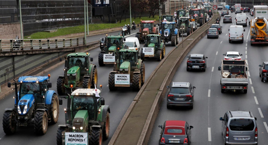Παρίσι: Γέμισαν τρακτέρ και… άχυρα τα Ηλύσια Πεδία 