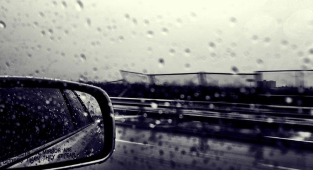 Εγκλωβίστηκαν στο αυτοκίνητο... λόγω βροχής