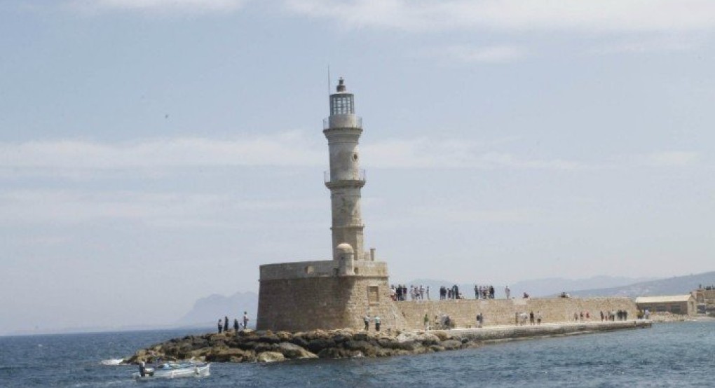 Χανιά: Έβγαζε φωτογραφίες κι έπεσε στον φάρο - Στο νοσοκομείο 20χρονος