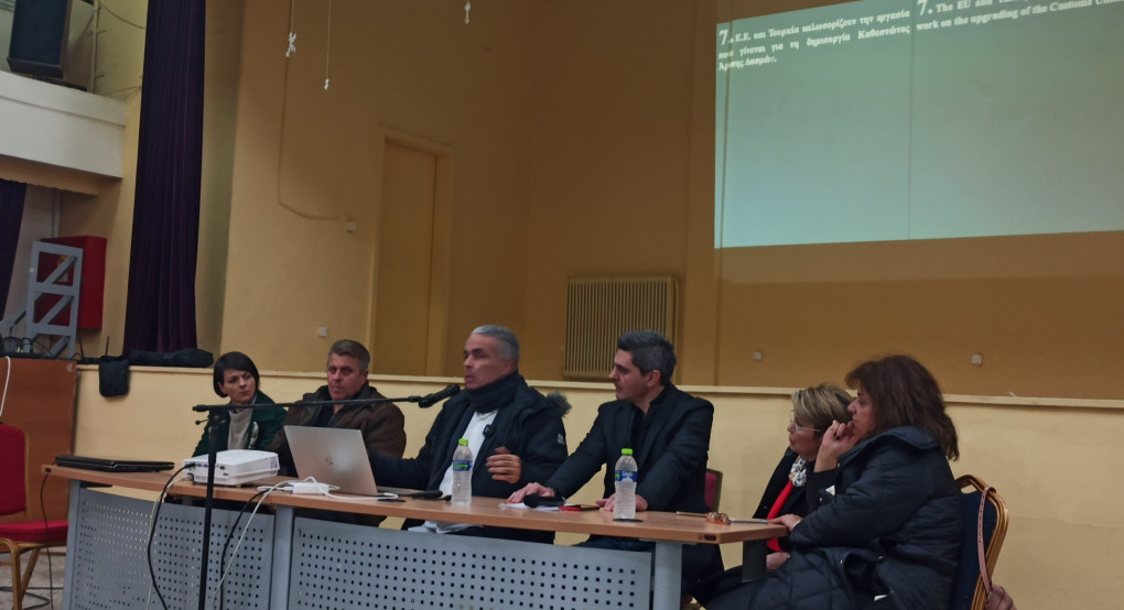 Αυτή την ώρα η ομιλία του Νίκου Λυγερου 