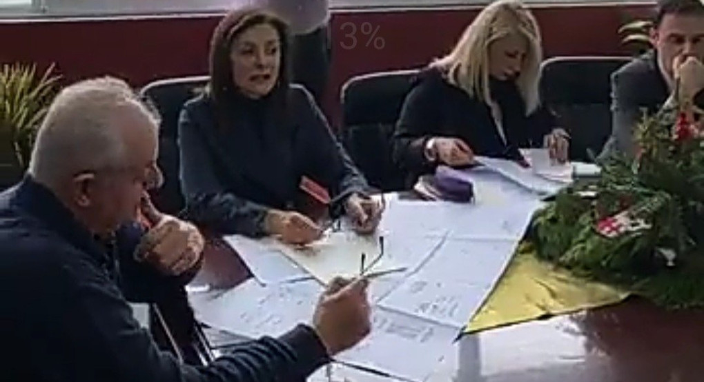 H συμβολαιογράφος για την παραχώρηση των οικοπέδων (βίντεο) 