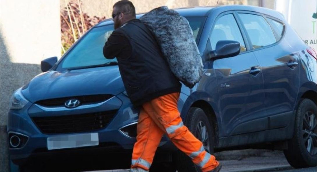 Κέρδισε 11 εκατ. ευρώ στο λαχείο, τα έκανε «φύλλο και φτερό» και τώρα δουλεύει εργάτης 7ήμερο