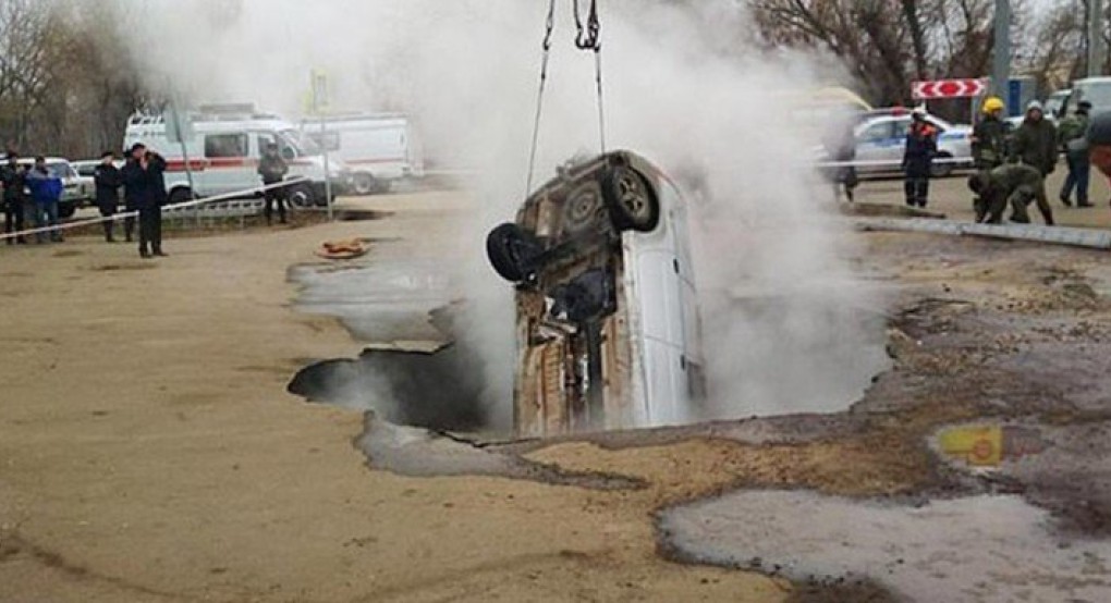 Ρωσία: Άνοιξε η γη και έπεσαν με το αυτοκίνητο σε τρύπα με ζεματιστό νερό 