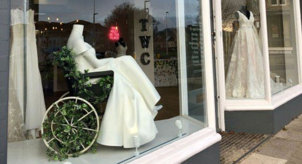 Οίκος νυφικών βάζει αναπηρικό αμαξίδιο στη βιτρίνα του και ενθουσιάζει με την κίνησή του