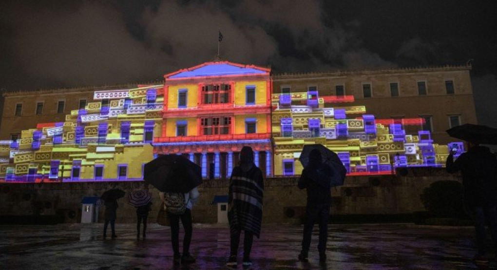 Η Βουλή «ντυμένη» για τα Χριστούγεννα -3D projection mapping για πρώτη φορά 