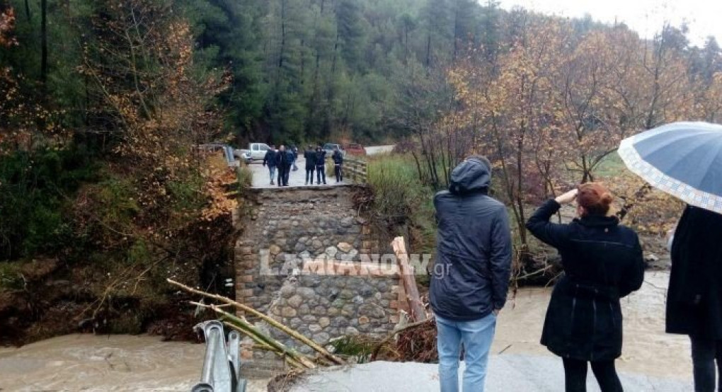 Έπεσε γέφυρα από την κακοκαιρία στην Εύβοια 