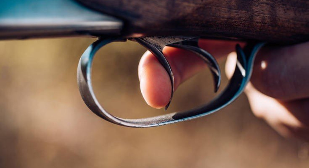 Βόλος: Μεθυσμένος πυροβόλησε μπαρ και τα σκάγια βρήκαν άλλο μαγαζί