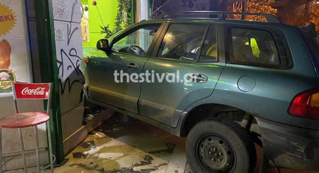 Αστυνομική καταδίωξη στη Θεσσαλονίκη: Πήδηξαν έξω οι επιβάτες και το τζιπ κατέληξε μόνο του μέσα σε κατάστημα