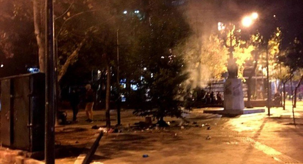 Εξάρχεια-Έκαψαν το χριστουγεννιάτικο δέντρο λίγες ώρες αφότου το στόλισαν 