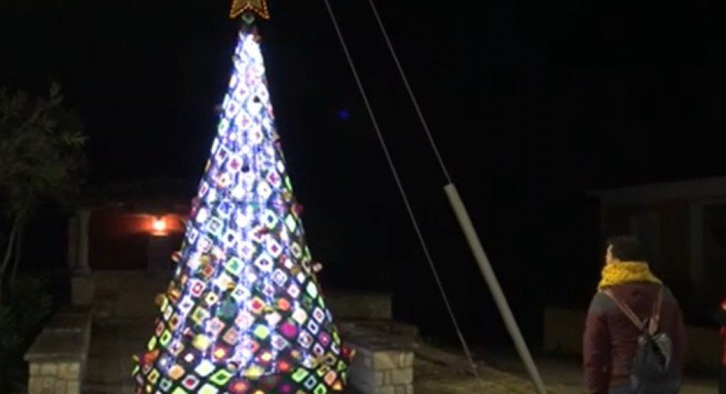 Ζάκυνθος: Ενα τεράστιο πλεχτό χριστουγεννιάτικο δέντρο -Με βελονάκι στο χέρι 