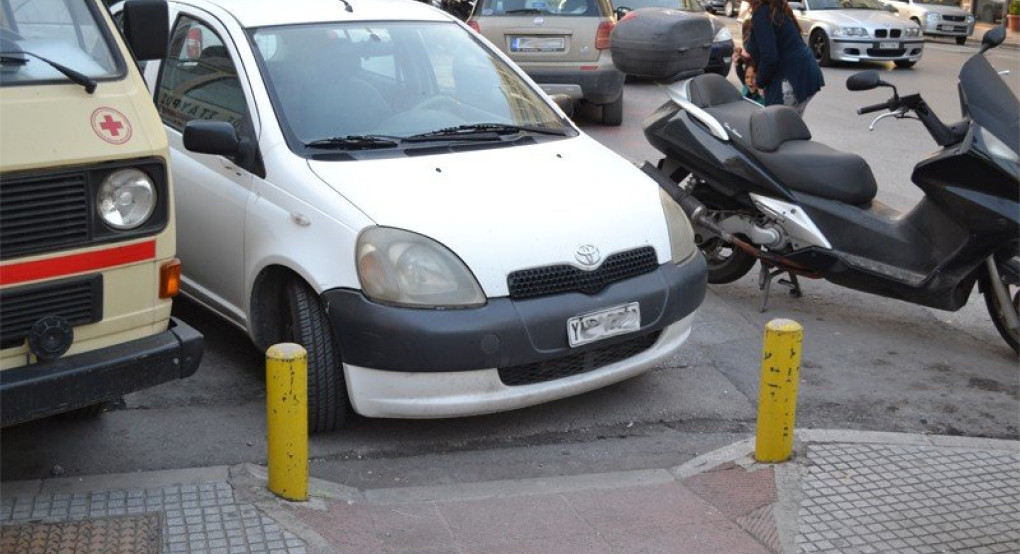 Οι Έλληνες αφήνουν τα αυτοκίνητα όπου βρουν, παρκάρουν σε ράμπες, πλατείες, πεζοδρόμια