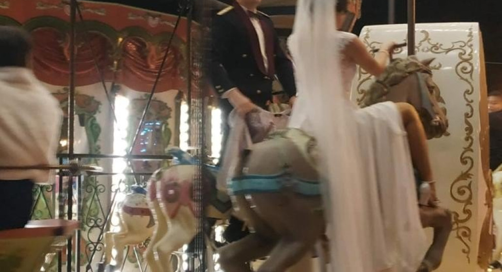  Η κούκλα νύφη ανέβηκε στο καρουζέλ! Οι νεόνυμφοι έκαναν την έκπληξη