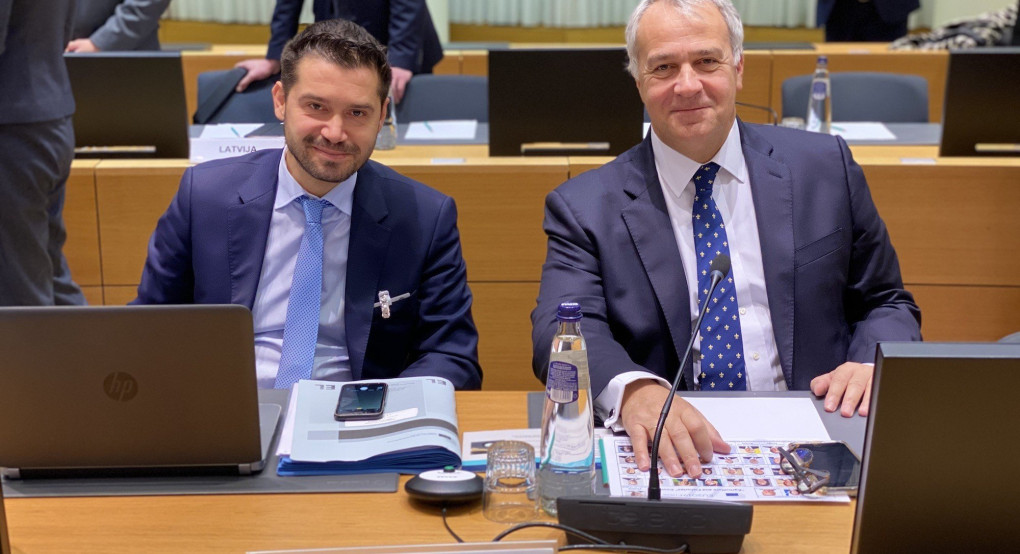 Ο ΥπΑΑΤ Μάκης Βορίδης έθεσε στις Βρυξέλλες το ζήτημα των παράνομων ελληνοποιήσεων