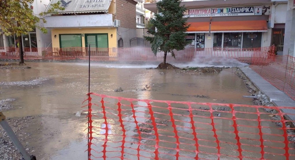 Πλημμύρισε η πλατεία Σαφραμπολεως