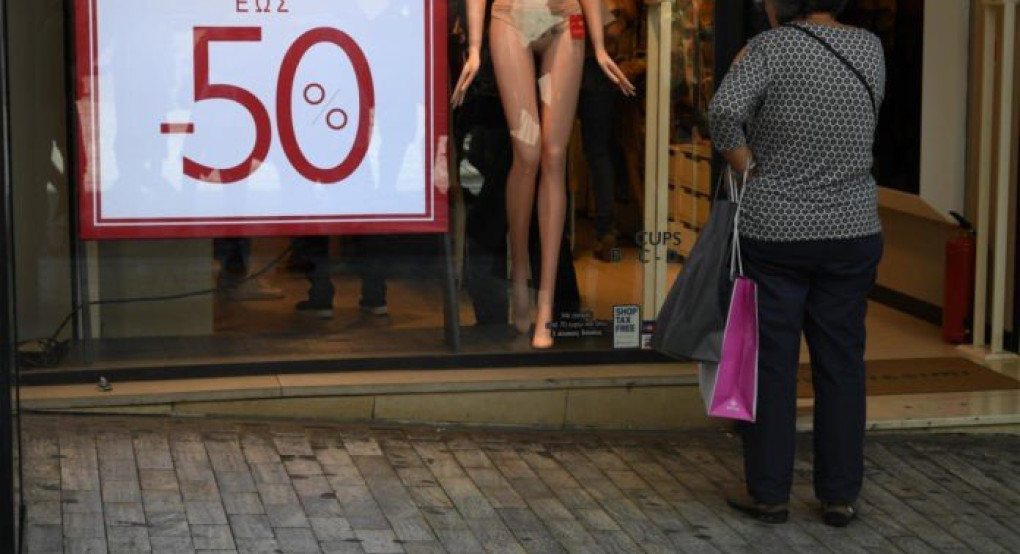 Ενδιάμεσες εκπτώσεις: Μειωμένος τζίρος για τα μισά μαγαζιά
