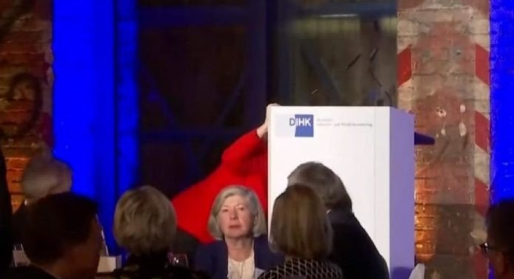 Μέρκελ: Ατύχημα ενώ ανέβαινε στο βήμα εκδήλωσης. (video)