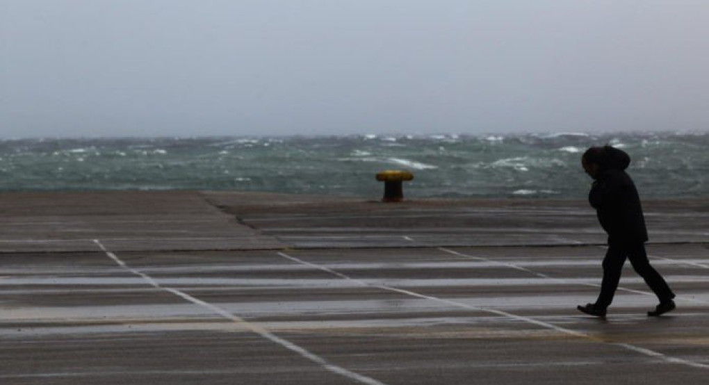 Καιρός: Σαρώνει τη χώρα ο «Ετεοκλής». Απαγορευτικό από Πειραιά