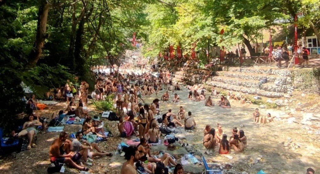 Το αδιαχώρητο στα Λουτρά Πόζαρ (pic) Το αδιαχώρητο στα Λουτρά Πόζαρ (pic)