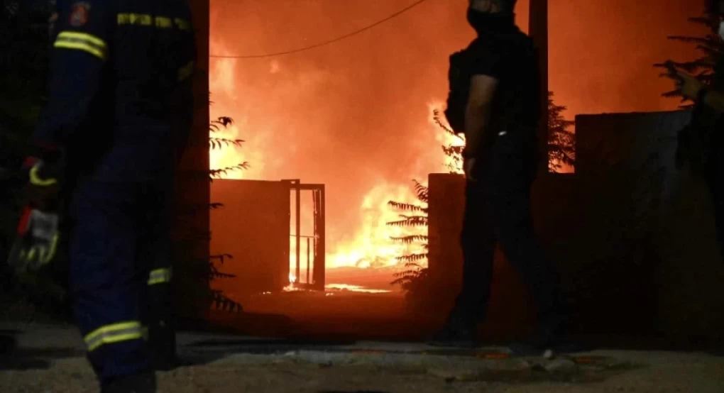 Μενίδι: Από υπαίθριο χώρο εγκαταλελειμμένου εργοστασίου ξεκίνησε η φωτιά, καταστράφηκαν δύο εργοστάσια Μενίδι: Από υπαίθριο χώρο εγκαταλελειμμένου εργοστασίου ξεκίνησε η φωτιά, καταστράφηκαν δύο εργοστάσια