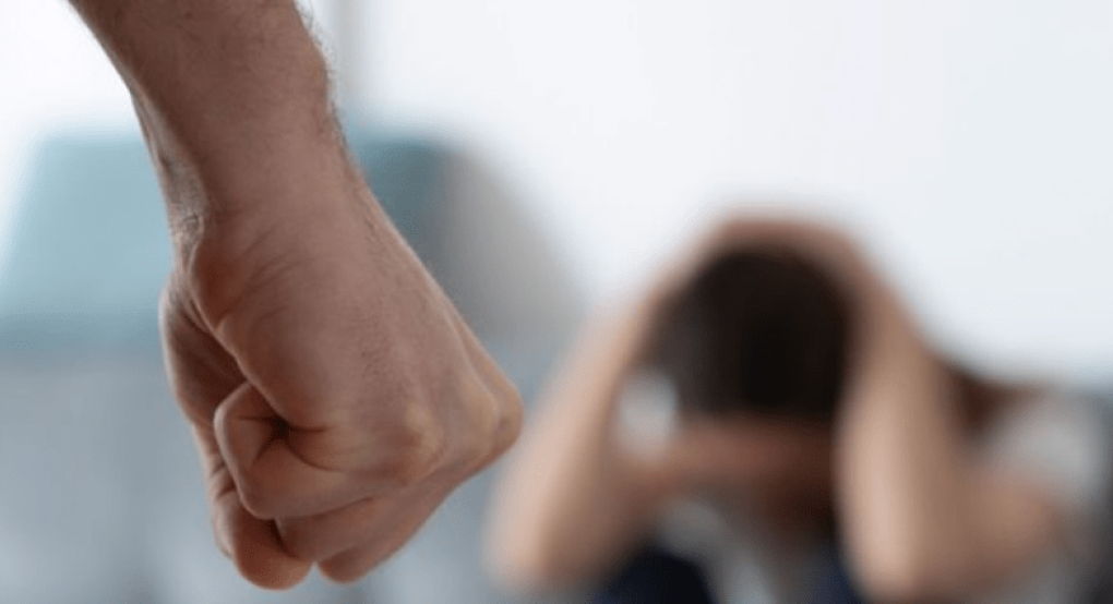 Καταδικάστηκε ο πρώην στρατιωτικός που πέταξε μαχαίρι στην πλάτη της αδελφής του στη Θεσσαλονίκη Καταδικάστηκε ο πρώην στρατιωτικός που πέταξε μαχαίρι στην πλάτη της αδελφής του στη Θεσσαλονίκη