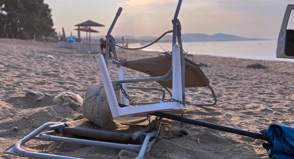 Ξαπλώστρες και ομπρέλες απομάκρυναν συνεργεία του δήμου Πολυγύρου από την παραλία των Καλυβών Ξαπλώστρες και ομπρέλες απομάκρυναν συνεργεία του δήμου Πολυγύρου από την παραλία των Καλυβών