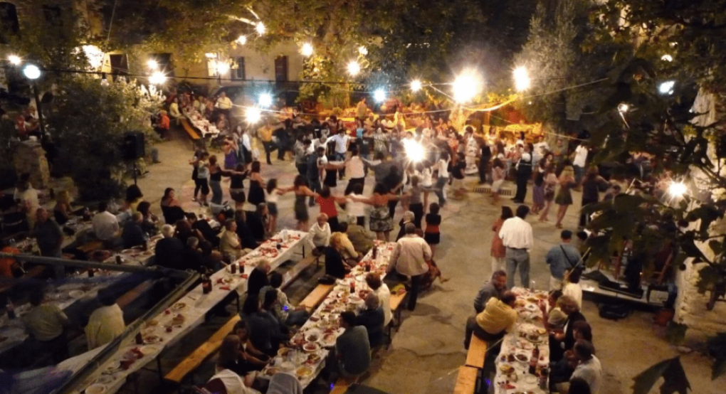 Αμφιλοχία: Σοκ σε πανηγύρι - 75χρονος πέθανε ενώ νωρίτερα χόρευε Αμφιλοχία: Σοκ σε πανηγύρι - 75χρονος πέθανε ενώ νωρίτερα χόρευε
