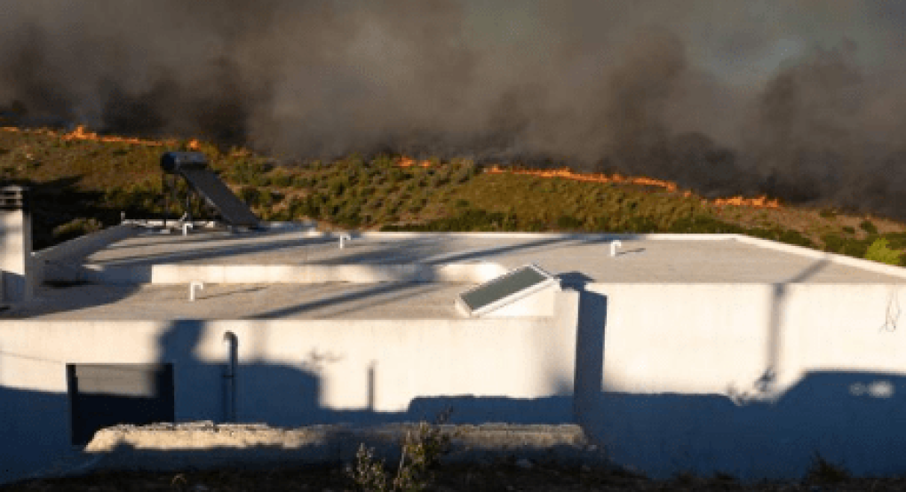 Φωτιά στον Βαρνάβα: Μπαράζ 112 - Στο νοσοκομείο 5 άτομα με αναπνευστικά προβλήματα Φωτιά στον Βαρνάβα: Μπαράζ 112 - Στο νοσοκομείο 5 άτομα με αναπνευστικά προβλήματα