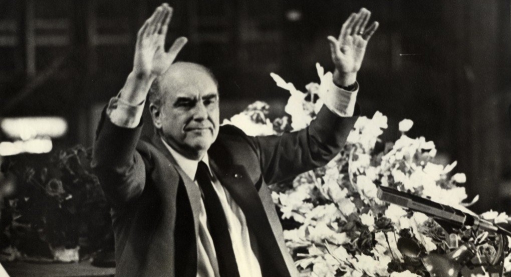 50 χρόνια ΠΑΣΟΚ: Ο φυσικός ήλιος δύει και ανατέλλει. Ο πράσινος; 50 χρόνια ΠΑΣΟΚ: Ο φυσικός ήλιος δύει και ανατέλλει. Ο πράσινος;