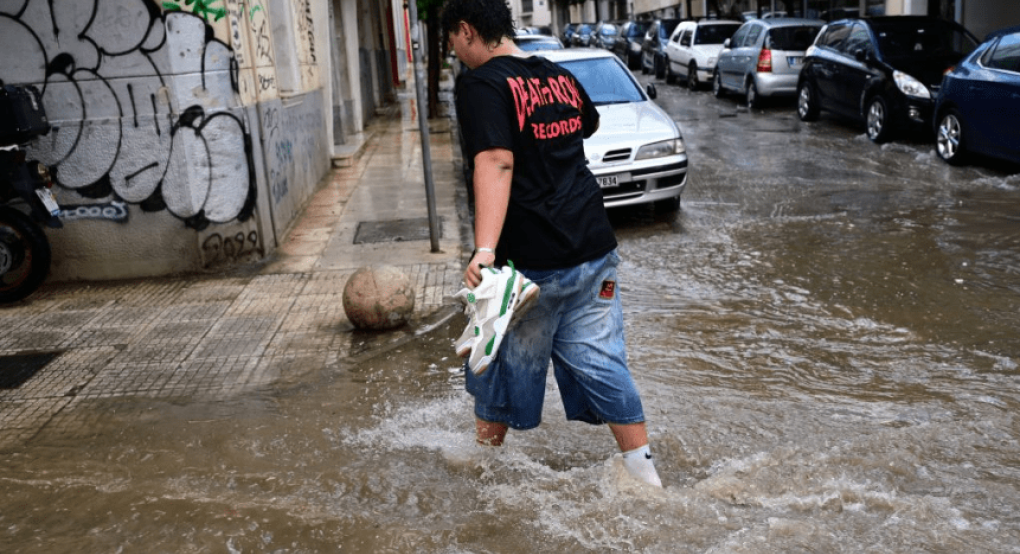 Κακοκαιρία Atena: Άνοιξαν οι ουρανοί στην Αττική – Ποτάμια οι δρόμοι, πλημμύρισε το Μετρό Κακοκαιρία Atena: Άνοιξαν οι ουρανοί στην Αττική – Ποτάμια οι δρόμοι, πλημμύρισε το Μετρό