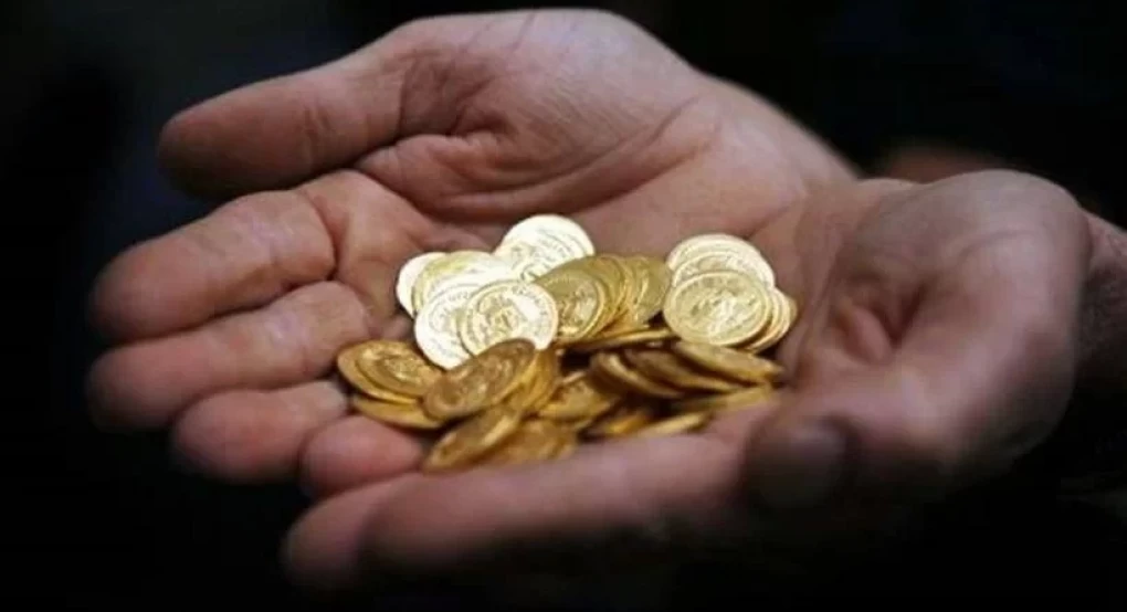 Πάτρα: Θύμα απάτης 40χρονος που πλήρωσε 45.000 ευρώ και πήρε 100 κάλπικες λίρες Πάτρα: Θύμα απάτης 40χρονος που πλήρωσε 45.000 ευρώ και πήρε 100 κάλπικες λίρες