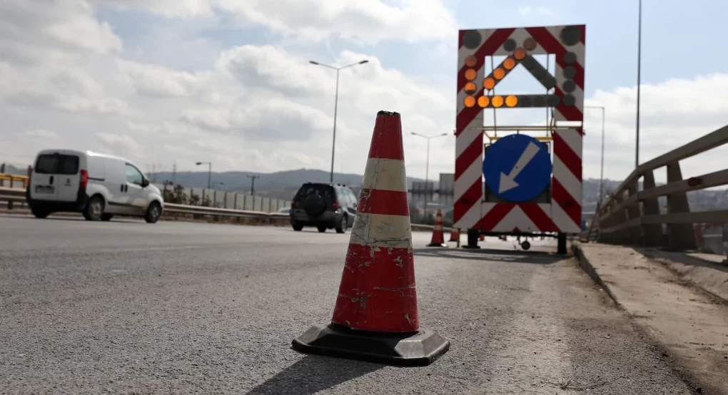 Eργασίες τοποθέτησης στηθαίων ασφαλείας στην παράπλευρη οδό της Εθνικής Οδού Θεσσαλονίκης – Ν. Μουδανιών από την ΠΚΜ Eργασίες τοποθέτησης στηθαίων ασφαλείας στην παράπλευρη οδό της Εθνικής Οδού Θεσσαλονίκης – Ν. Μουδανιών από την ΠΚΜ