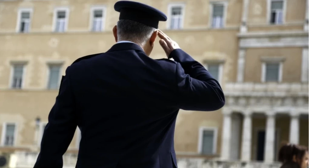 Στις φυλακές Τρίπολης ο αστυνομικός της Βουλής - Παραδόθηκε στις Aρχές «χαμένο» λάπτοπ, βρέθηκε και η κάμερα Στις φυλακές Τρίπολης ο αστυνομικός της Βουλής - Παραδόθηκε στις Aρχές «χαμένο» λάπτοπ, βρέθηκε και η κάμερα