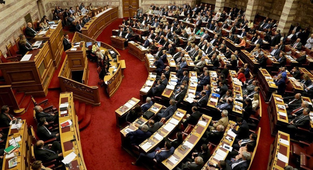 Σήμερα ψηφίζεται ο νόμος που αφαιρεί θρήσκευμα και ιθαγένεια από τα απολυτήρια