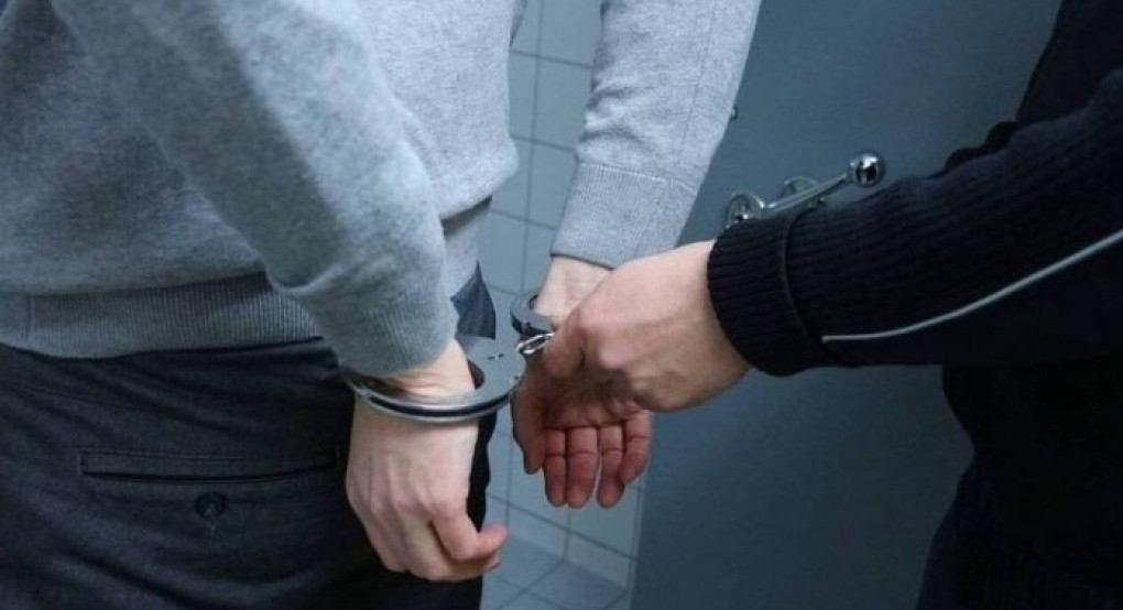 Πλάκωσε τον φίλο του στο ξύλο και μετά τον λήστεψε!