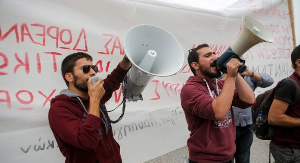 Ένταση αυτή την ώρα έξω από το υπουργείο Παιδείας