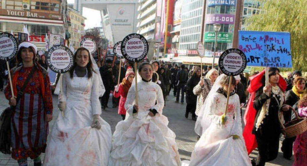 «Παντρέψου τον βιαστή σου»: Οργή για το αναχρονιστικό νομοσχέδιο