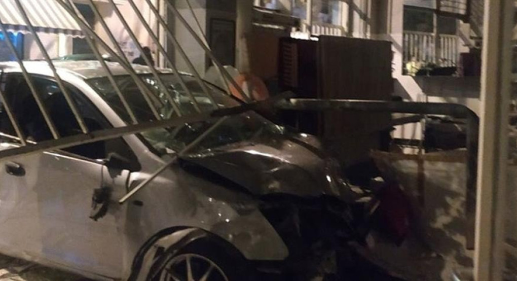 Αυτοκίνητο παρέσυρε τρία ΙΧ και καρφώθηκε σε κατάστημα (εικόνες)