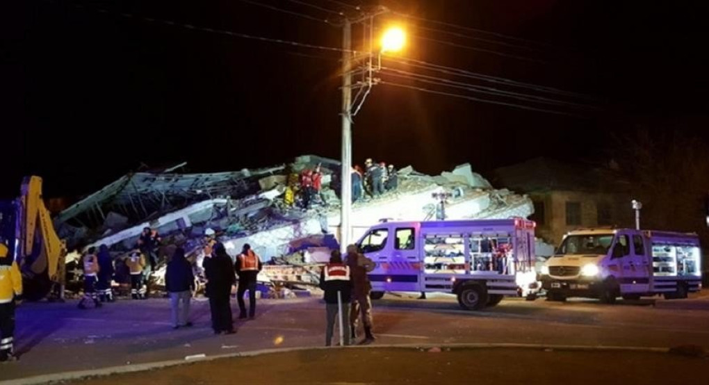 Σεισμός στην Τουρκία: δεκάδες νεκροί και εγκλωβισμένοι στα χαλάσματα