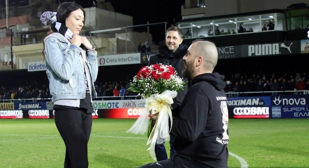 Της έκανε πρόταση γάμου στο γήπεδο 