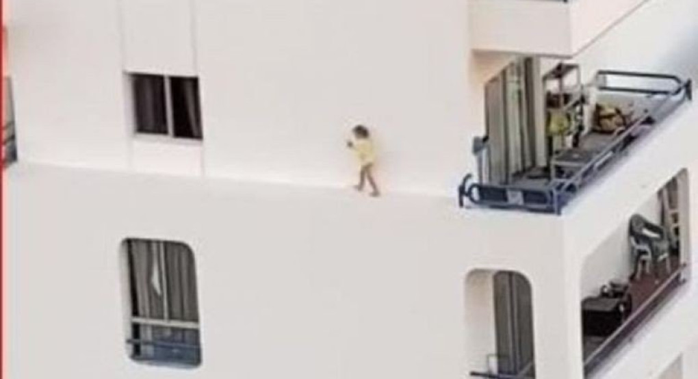 Σοκαριστικό βίντεο: Κοριτσάκι τρέχει σε περβάζι 4ου ορόφου